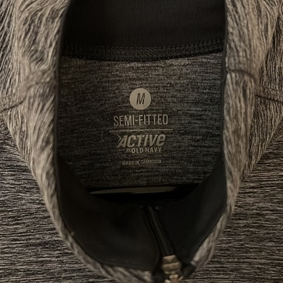 Old Navy Active Semi-Fitted Long Sleeve Pullover - Picture 3 of 4